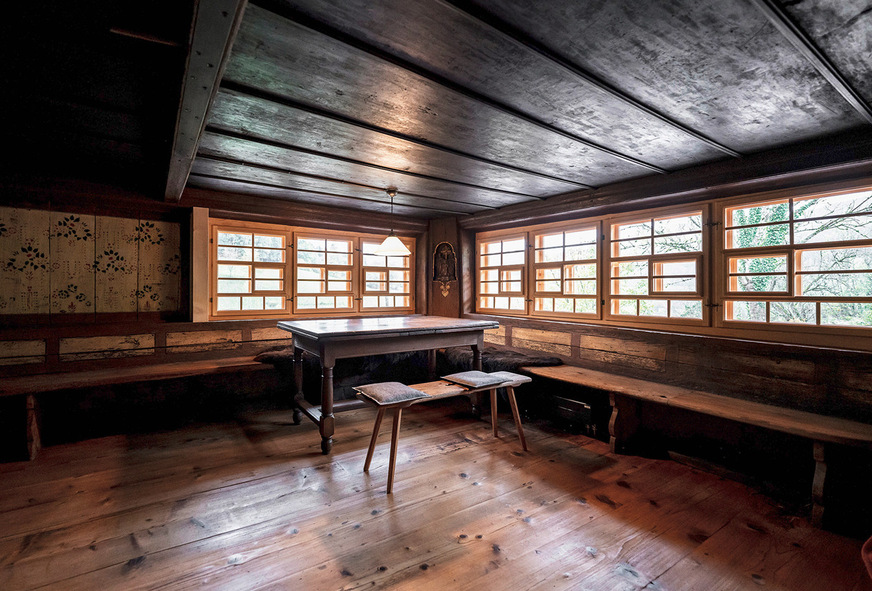 10 Die große Stube gewann durch die tiefschwarze Dielendecke und den Einbau der für den Schwarzwald typischen Kastenfenster ihre unverwechselbare Gemütlichkeit wieder zurück.