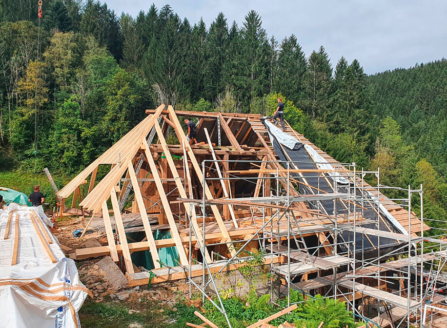 11 Der rückwärtige Teil des Dachstuhls musste komplett entfernt und mit neuen Hölzern wieder aufgebaut werden.