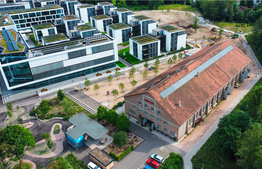 Auch auf der ehemaligen Reithalle einer französischen Offiziersschule in Achern (Baden-Württemberg) wird Sonnenenergie genutzt. Die Leistung der 2022 installierten Anlage beträgt 26,16 Kilowattpeak. In dem Gebäude sind heute eine Markthalle sowie Wohnungen und Büros untergebracht (siehe auch Seite 7 dueser Ausgabe).