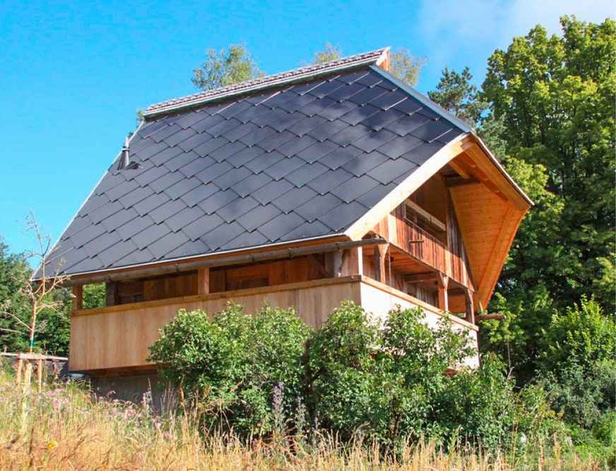 Der ehemalige Kornspeicher in Wolfach (Baden-Württemberg) wurde 1797 ­errichtet. Im Jahr 2018 wurde PV-Technik mit einer Leistung von 9,9 Kilowatt­peak auf das Dach gesetzt. Der Speicher dient heute als Seminarhaus.