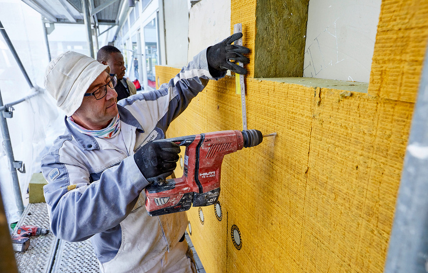 Um den Rückbau zu erleichtern, werden die Dämmplatten im System Webertherm Circle rein mechanisch mit Schraubdübeln an der Fassade befestigt.