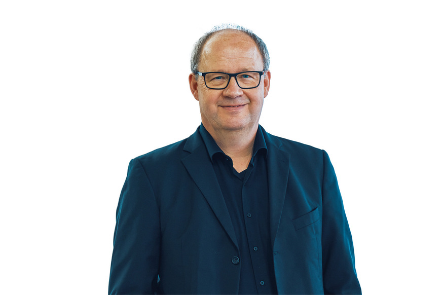 Georg J. Kolbe leitet den Bereich Produktmarketing Putz- und Fassadensysteme bei Saint-Gobain Weber. Dort war er maßgeblich beteiligt an der Entwicklung und Markteinführung von effizienten Dämmsystemen. Aktuell begleitet er die Weiterentwicklung des ersten sortenrein trennbaren Wärmedämm-Verbundsystems Webertherm Circle.