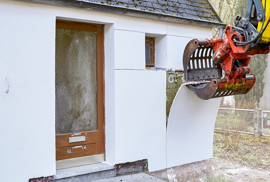 Das im Webertherm Circle-System integrierte Separationsgewebe wird bahnenweise gestrippt und mitsamt der Putzschicht abgezogen. Nachdem der Putz mechanisch vom Gewebe getrennt wurde, geht beides wieder in den Produktionsprozess ein.