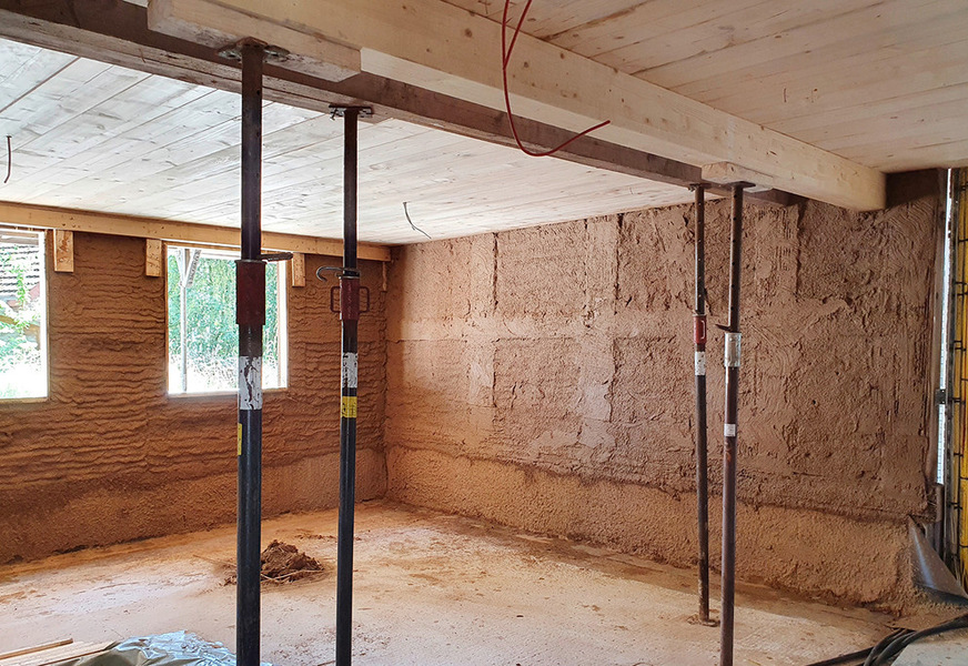 Lehmputz im Innenbereich, maschinell aufgetragen, sorgt heute im einst­maligen Bauernhof für ein angenehmes und gesundes Innenraumklima.