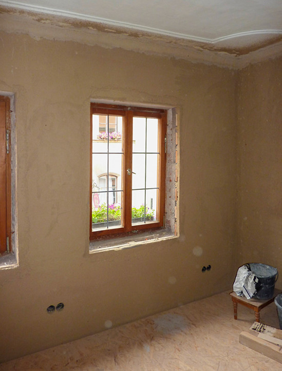 Raum in einem Baudenkmal mit Innendämmung auf Lehmbasis: Innendämmung ist in historischen Gebäuden oft die einzige Möglichkeit, einen passablen Wärmeschutz herzustellen.