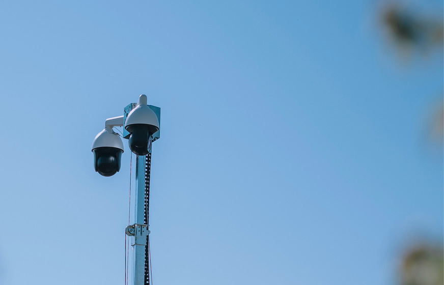 Zwei ferngesteuerte und bewegliche Kameras schlagen Alarm, wenn sie ungewöhnliche Bewegungen wahrnehmen.