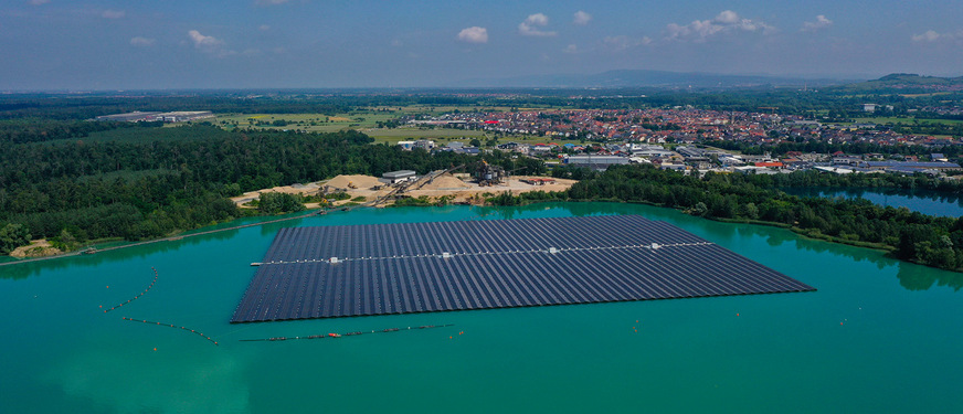 Das schwimmende Modulfeld bedeckt 15 Prozent des Sees.