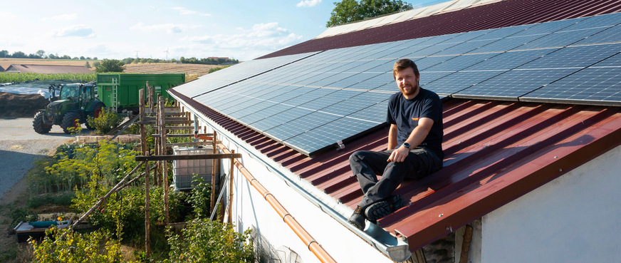 Eigenverbrauchsanlage auf dem Dach eines Stallgebäudes.