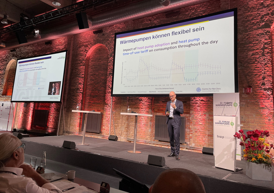 Beim 22. Forum Wärmepumpe spielte auch die Integration der Wärmepumpe in den Strommarkt eine große Rolle. Laut Jan Rosenow lassen sich die Stromkosten der Wärmepumpe durch variable Tarife um 30 bis 40 % reduzieren.