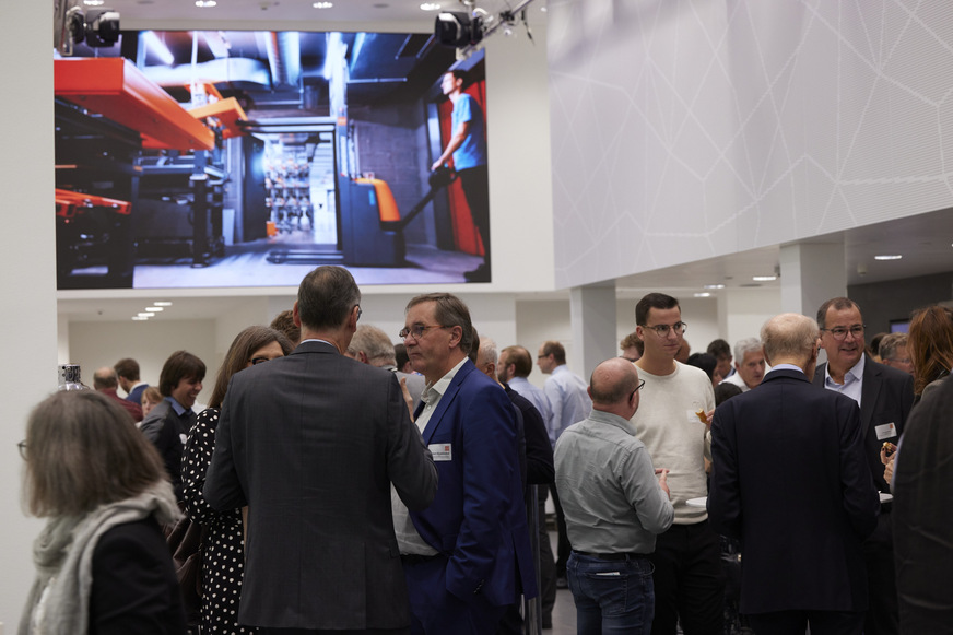 Die zahlreich anwesenden Expertinnen und Experten nutzten die Pausen zum intensiven fachlichen Austausch.