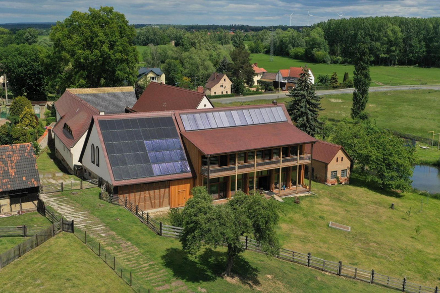 Probleme mit der Genehmigung von Solaranlagen gibt es sowohl bei Denkmälern, als auch bei Altstadt-Ensembles und bei dörflichen Ortsbildern. Auch wenn die Bauherren selbst hohen Anspruch an die Gestaltung legen, werden Anträge oft abgelehnt. Glück hatte der Besitzer des sehr&nbsp;gelungenen Sanierungsprojektes eines ländlichen Anwesens in Thüringen.