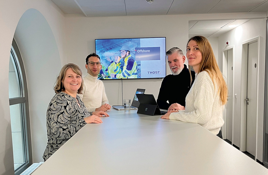 Thost-Managementteam in Hamburg mit Standortleiter Cyrus Kaschanian (Zweiter von links): Das Unternehmen will der Windkraft an Land nun zum schnellen Ausbau verhelfen.