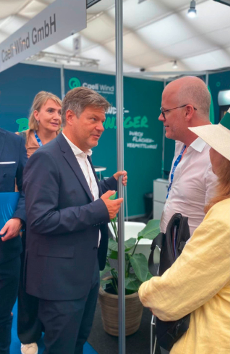 Rechts: Bundeswirtschaftsminister Robert Habeck spricht mit Caeli-Wind-Chef Heiko Bartels über Digitalisierung.