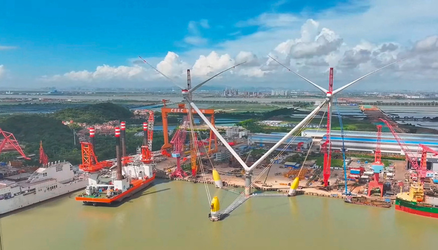 Der Twin-Rotor My SE8.3-180 von Mingyang im Hafen vor dem Rausziehen