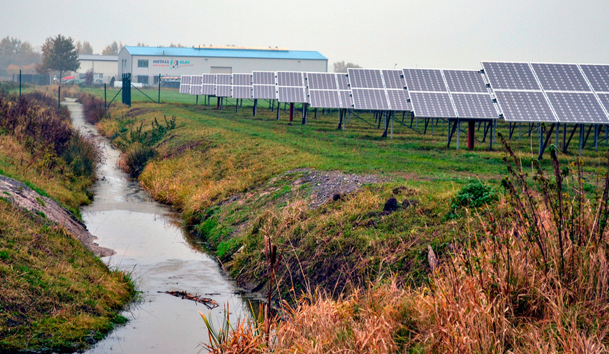 Ein natürliches Hindernis in diesem Solarpark kann den Diebstahlschutz verbessern. Dennoch reicht das nicht aus, um Langfinger abzuhalten.