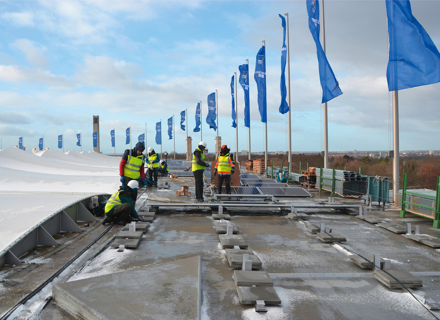 Bei Dachanlagen ist Wind die Herausforderung. Deshalb sollte bei der Ballastierung nicht zu knapp und entsprechend den Normen bezüglich der Windlasten geplant werden.