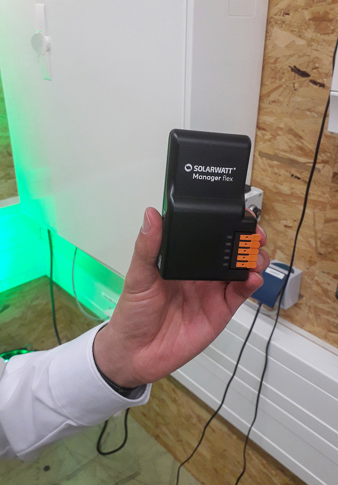 Diese Version des Energiemanagers haftet per Magnetplatte außen am Schaltschrank.