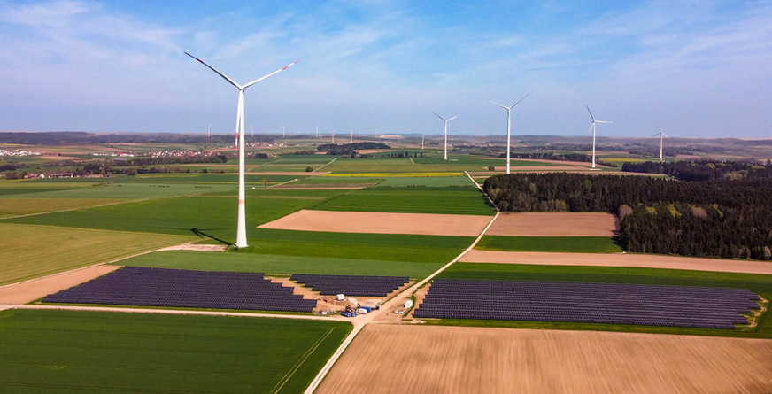 Bei Neumarkt in der Oberpfalz hat Iqony Sens drei Solarparks in einen bestehenden Windpark der Firma Windpower gebaut.