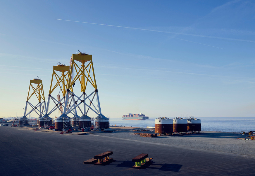 Cuxport-Szene 2018: Suction-Bucket-Fundamente für Offshore-Projekt Borkum Riffgrund 2