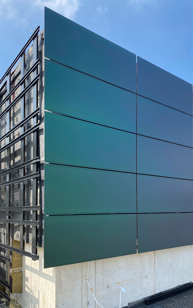 4 ﻿Ohne Rahmen: Die BIPV-Module werden über ein Backrail-System eingehängt und sind einzeln austauschbar.