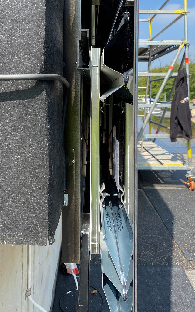 6 Schlank und leicht: Die 38 Millimeter dicken Dünnschichtmodule wiegen je 17 Kilogramm.﻿