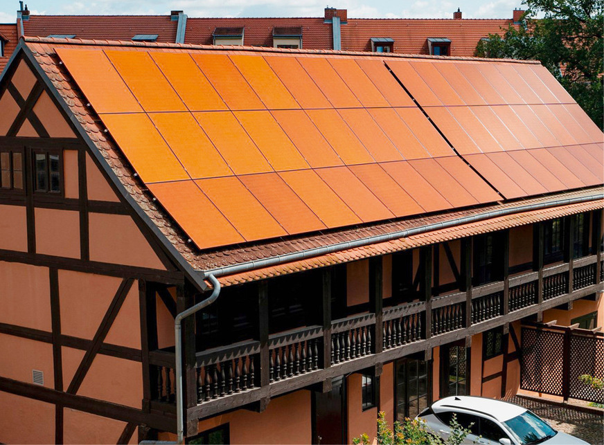 2 An die Dachziegel optisch angepasste PV-Module an einem Fachwerkhaus in Brandenburg