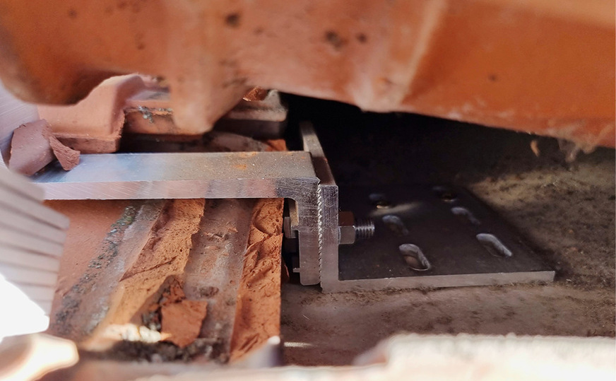 2  Bruchschäden am Dachziegel wegen eines falsch eingebauten Dachankers