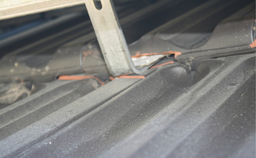 3 Ein gebrochener Dachziegel aufgrund von fehlerhafter Montage