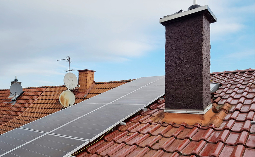 4  Die Verschattung des Schornsteins minimiert die Erträge. Zudem sind nicht zulässige Elektrokabel mit ungeeigneten Kabelbindern fixiert.