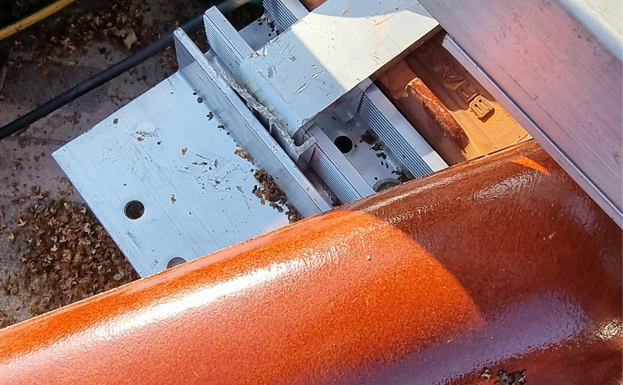 5  Mangelhafte Durchführung der Elektroleitung, die bereits zu erkennbaren Schäden an den Kabeln geführt hat.