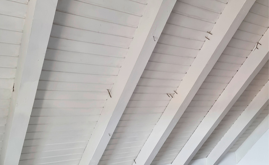 6 Fehlerhafte Befestigung der Unterkonstruktion einer PV-Anlage – die Schrauben durchdringen die Holzschalung, anstatt in die Sparren eingedreht zu werden. Der Pfusch führte zu massiven Schäden in der Holzbekleidung der Dachgeschosswohnung.