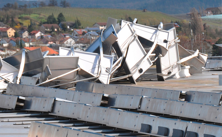 7 Vom Wind verweht: Die Ursache für diesen Totalschaden der PV-Anlage waren eine fehlerhafte Wartung, ein fehlerhafter Aufbau und eine unzureichende Ballastierung.