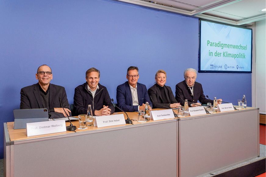 Gründer:innen der Initiative bei der Pressekonferenz (von links): Prof. Dietmar Walberg, Prof. Dirk Hebel, Axel Gedaschko, Prof. Elisabeth Endres, Prof. Werner Sobek (im Verlauf zugeschaltet: Prof. Manfred Norbert Fisch)