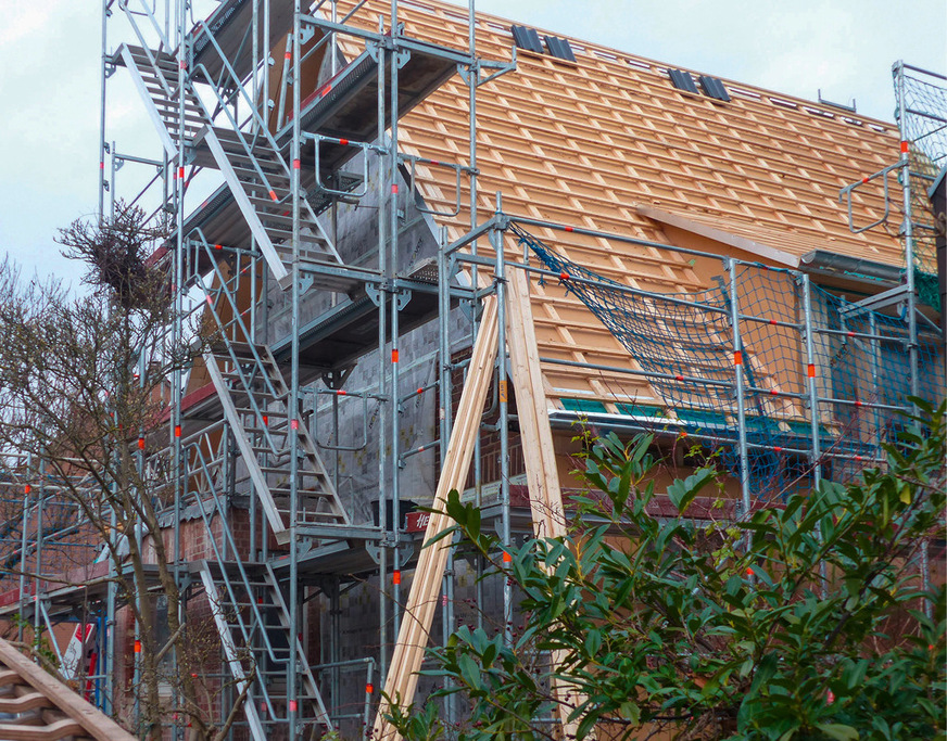 Einen beachtlichen Teil der Kosten für die Außendämmung macht der Gerüstbau aus. Daher sollte die Maßnahme mit ohnehin anstehenden kombiniert werden.