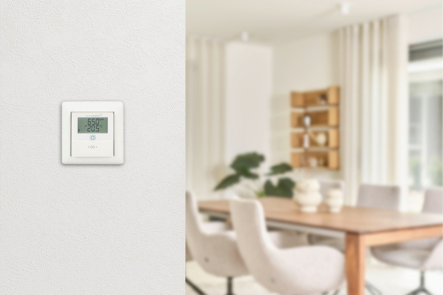 4 Für eine Einzelraumregelung mit RAV-Control Basic bei einer getrennten Auslegung von Zu- und Ablufträumen wird in den Zulufträumen ein Wandsensor installiert, der die Raumluftqualität misst. Er kommuniziert per Funk mit dem RAV-Controller, auf den die Sensorik für die Ablufträume im RAV-Verteiler aufgeschaltet ist.