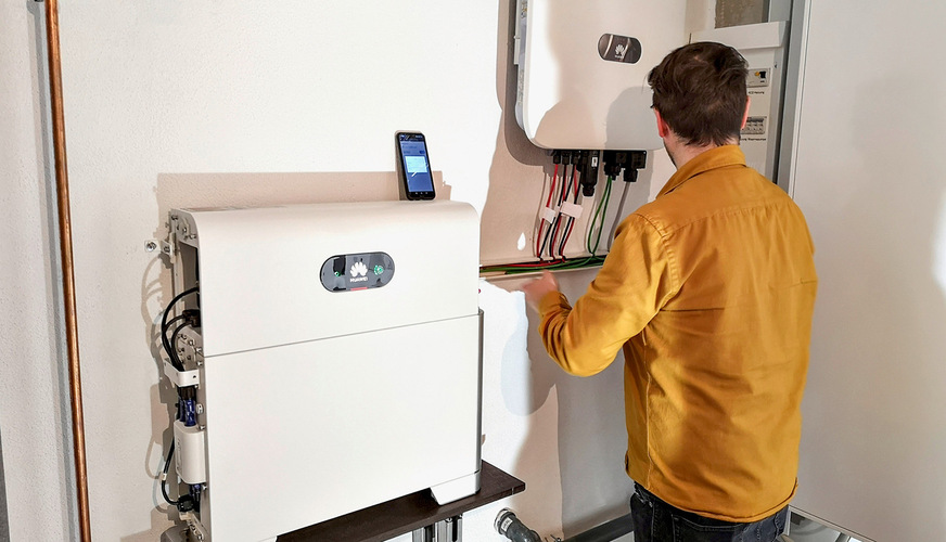 Platz ist in der kleinsten Hütte: Huawei hat darauf geachtet, dass Speicher und Wechselrichter auch in engen Räumen installiert werden können.