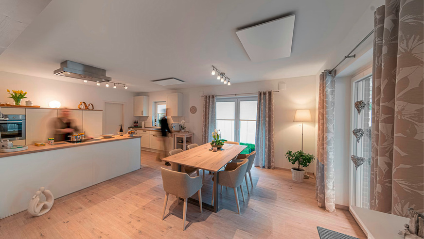 Auch in dieser Küche befinden sich die IR-Platten an der Decke.