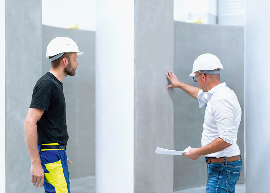 Windkraftturmbau als internationales, technologisch vielfältiges Geschäft: Mobile Beton-Fertigteile-Produktion in Thailand durch Max Bögl (oben links), innovative Schraubenmontage mit Hytorc-Technik (oben rechts), Impulsdämpfer gegen wirbelerregte Querschwingungen von ESM (links unten), Fuchs-Europoles-Wind-Chef Jürgen Joose beim Prüfen der Qualität (rechts unten).