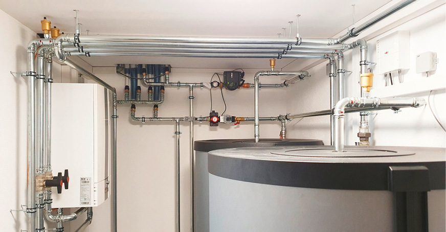 Bei einem Drei-/Vierleitersystem gibt es einen Vorlauf für die Heizung und einen zweiten über die Wärmetauscher für die Warmwasserbereitung.