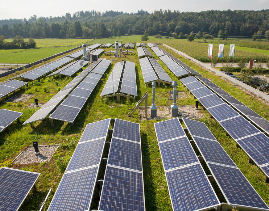 7 Zincos Systemaufbau SolarVert mit integrierter Solarbasis in der Sattelvariante: Zwei Grundrahmen werden so verschraubt, dass durch die Neigung Niederschlagswasser in die Gänge zwischen den Panelreihen geleitet wird.