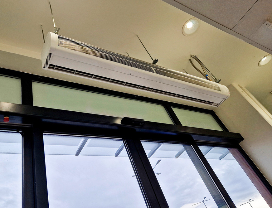 1 Luftschleieranlagen über den Türen sparen Platz, sind aber energieintensiv.