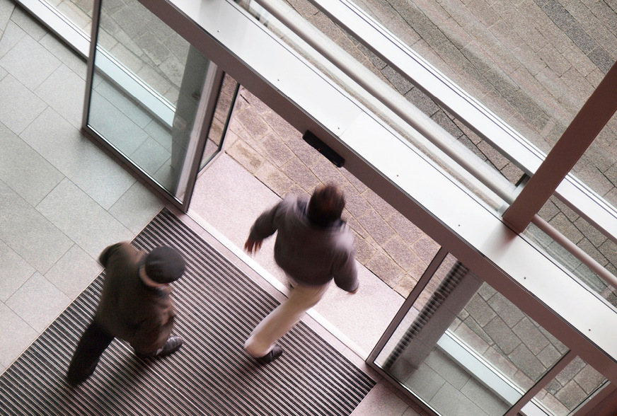 4 Jeder Eingang mit automatischem Türsystem ist bereits der erste Schritt zur Gebäudeautomation. Zu empfeheln ist hier der offene Kommunikations-standard BACnet.