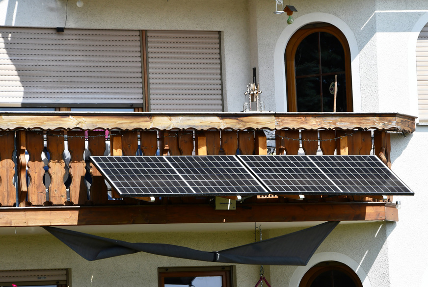 Die DGS hat sich in den vergangenen Jahren für Kleinstphotovoltaikanlagen – auch als Stecker-Solar oder Balkon-Solar bezeichnet – engagiert, unter anderem durch die Mitarbeit in Normungsgremien und in der Öffentlichkeitsarbeit.