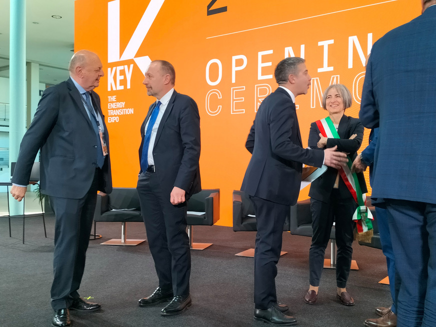 Branchenvertreter und Politiker in Gesprächen nach gemeinsamem Podiumsauftritt (links: Minister Pichetto Fratin)