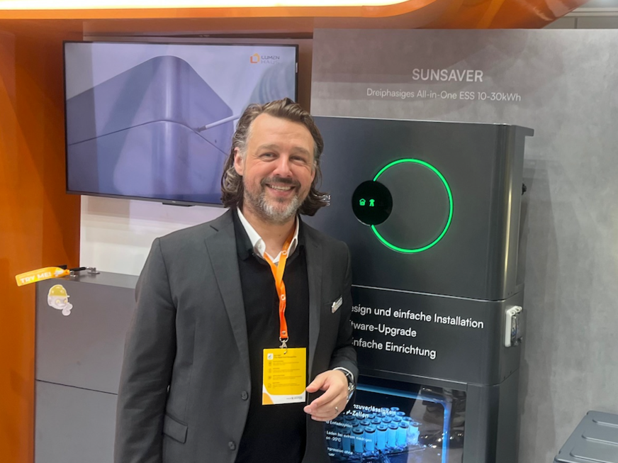 Adrian Bühler von Lumenhaus zeigt den dreiphasigen Heimspeicher Sunsaver.