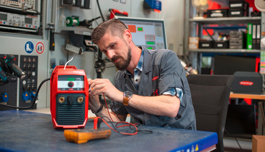 Die Reparatur von Wechselrichtern senkt den Einsatz von Energie und Material – und somit die Kosten.