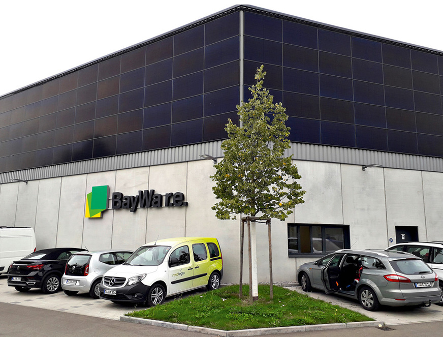 Die Fassade wurde mit Solarmodulen von Meyer Burger verkleidet.