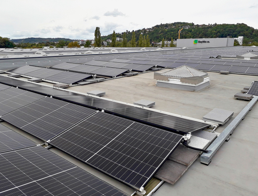 Die Dächer sind mit Solarmodulen belegt, um möglichst viel Energie aus eigener Produktion zu gewinnen.