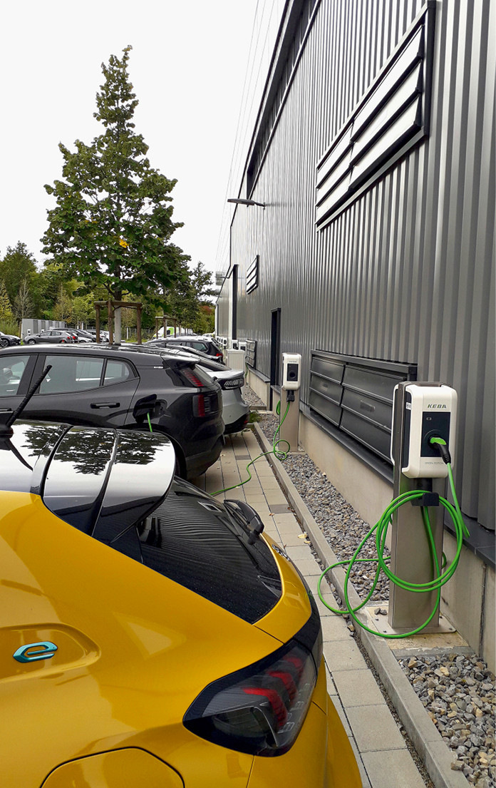 Etliche Ladesäulen stehen für die E-Autos der Mitarbeiterinnen und Mitarbeiter bereit.