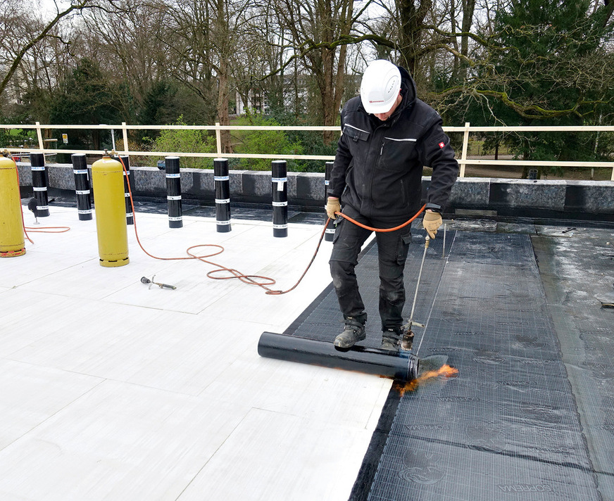 Auf der Solarrock wurde eine wurzel- und rhizomfeste Elastomerbitumen-­Schweißbahn aufgebracht.